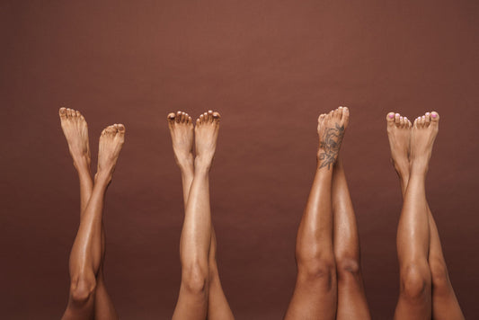 Vier verschiedene wohlgepflegte Füße